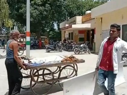 ambulance was not found son reached hospital by walking 4 km with sick mother on a handcart died in middle | हृदयद्रावक! रुग्णवाहिका न मिळाल्याने आजारी आईला हातगाडीवरून रुग्णालयात घेऊन गेला लेक पण...