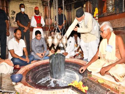 Governor Bhagatsingh Koshyari visits Parali's Vaidyanatha Temple, took darshan | राज्यपाल भगतसिंह कोश्यारी वैद्यनाथाच्या दारी, घेतले मनोभावे दर्शन