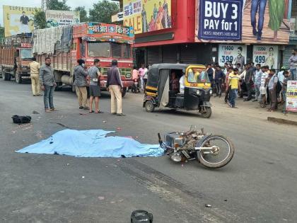 container collided with a two-wheeler on the Pune-Solapur highway; 2 girls died in the accident | पुणे-सोलापूर महामार्गावर कंटेनरची दुचाकीला धडक; अपघातात 2 मुलींचा जागीच मृत्यू 