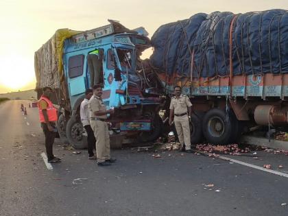 The driver, who had replacing puncture tyre, was crushed by a rear-end truck; Cleaner seriously injured | बीडजवळ नादुरुस्त ट्रकवर पाठीमागून दुसरा ट्रक धडकला; पंक्चर काढणारा चालक ठार