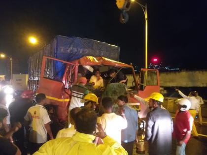 Container hit by truck; Successfully extricated the driver trapped in the truck in thane | भीषण अपघात! कंटेनरला ट्रकने दिली धडक; ट्रकमध्ये अडकलेल्या चालकाला बाहेर काढण्यात यश