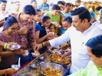 bhopal bjp worker anchal gupta fed one lakh panipuri people for free on daughter birthday | Video - लय भारी! घरी आली 'नन्ही परी'; भाजपा कार्यकर्त्याने फ्रीमध्ये वाटली तब्बल 1 लाख 'पाणीपुरी'