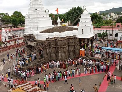 On the last Monday of Shravan, devotees queue up from early morning for the darshan of Nagnath | श्रावणातील शेवटच्या सोमवारी नागनाथाच्या दर्शनासाठी भाविकांची पहाटेपासूनच रांग