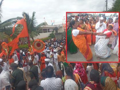 5 km rangoli, fugadi played by devotees; In Killari chanting of Har Har Mahadev | ५ किमीची रांगोळी, भाविकांनी खेळली फुगडी; हर हर महादेवच्या जयघोषाने दुमदुमली किल्लारी