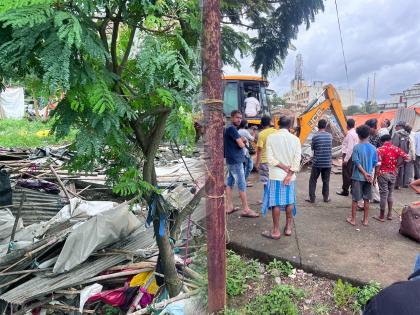 The houses near Ulhasnagar station are demolished | उल्हासनगर स्टेशनजवळील झोपड्या जमीनदोस्त; भरपावसात जाणार कुठे?, महिलांचा आक्रोश