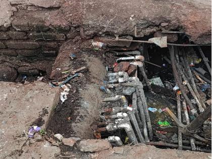 Illegal tap connections carried through sewers by screening the main water channel in Aurangabad | नागरिकांचा प्रताप, मुख्य जलवाहिनीची चाळणी करत चक्क गटारीतून नेले अवैध नळ कनेक्शन