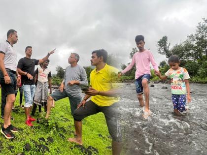 Lokmat Impact News; Bridge will be built in 22 days on the river on the way to school of Gunde Village; AIIMS Foundation came for help thane | अन् डोळ्यांत अश्रू तरळले! 'त्या' शाळेच्या वाटेवरील नदीवर २२ दिवसांत उभारणार साकव; एम्स फाउंडेशन आली धावून