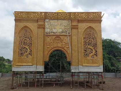 Ganesh Mahotsav: A golden temple is being built in Chikalthana; Magnificent view of 35 feet on one acre | Ganeshotsav: चिकलठाण्यात उभारतेय सुवर्ण मंदिर; १ एकरवर ३५ फूट उंचीचा भव्य देखावा