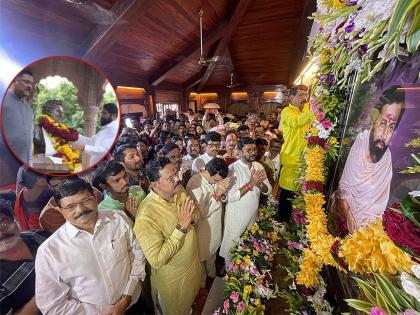 MP Rajan Vikhare was present at Anand Ashram of late Anand Dighe. | राजन विचारेंची विचारपूर्वक खेळी?; जमलेल्या गर्दीला हात दाखवत मारला मौके पे चौका!