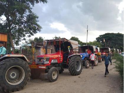 In the procession of the hive, the neck of the bullocks, followed by a fleet of 75 tractors, increased the pride | पोळ्याच्या मिरवणुकीत बैलजोड्यांचा मान, मागील ७५ ट्रॅक्टरच्या ताफ्याने वाढवली शान