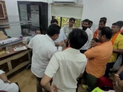 MNS office bearer instigated in the manager's face; Video viral | मनसेच्‍या पदाधिकाऱ्याने व्‍यवस्‍थापकाच्‍या श्रीमुखात भडकावली; व्हिडिओ व्‍हायरल 