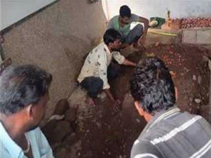 bhopal husband buried his wifes body in his own house in dindori | खळबळजनक! पत्नी आपल्यापासून दूर जाईल ही कल्पना सहन होईना; पतीने घरातच पुरला मृतदेह अन्...