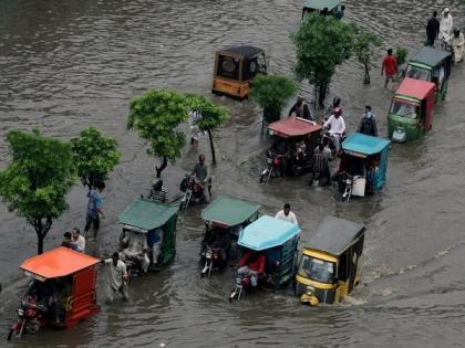 Video Pakistan Flood death toll crosses 1,000, rainfall continues | Video - पावसाचा हाहाकार! पाकिस्तानमध्ये 1000 जणांचा मृत्यू, 1456 जखमी; 57 लाख लोक बेघर 