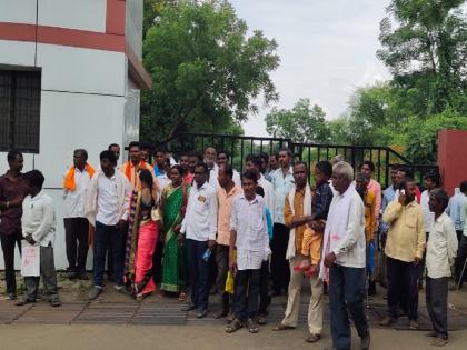 Protest of disabled people by closing the entrance of district office in Hingoli | हिंगोलीत जिल्हा कचेरीचे प्रवेशद्वार बंद करून दिव्यांगांचे आंदोलन