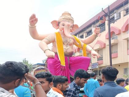 Ganesh Mahotsav In Aurangabad 16 feet Bappa's grand arrival; Crowd of Ganesha devotees at the crossroads | ताशाचा आवाज तरारा झाला रं...१६ फुटी बाप्पाचे भव्य आगमन; चौकाचौकात गणेशभक्तांची गर्दी