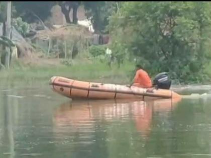 ghazipur boat was sunk due to snake two died one girl still missing | मोठी दुर्घटना! सापामुळे बोट बुडाली, 17 जण करत होते प्रवास; 7 जणांचा मृत्यू, नेमकं काय घडलं? 