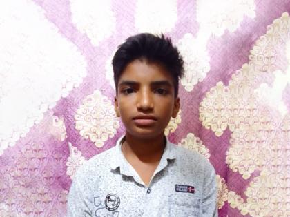 13-year-old boy's saves father's life after bitten by a poisonous snake | १३ वर्षीय मुलाच्या सतर्कतेने वाचले पित्याचे प्राण; विषारी सापाने चावा घेतल्यावर दाखवले प्रसंगावधान