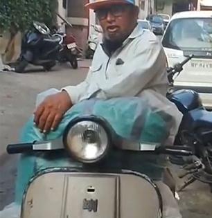 भारीच! 'या' काकांची  कुरकुरे, गोळ्या विकण्याची स्टाईल पाहून तुम्हीही पोट धरून हसाल, पाहा व्हिडिओ