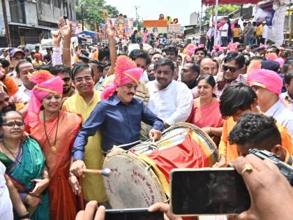 immersion procession begins to bid farewell to beloved Bappa; Drums were played by Girish Mahajan | लाडक्या बाप्पाला निरोप देण्यासाठी विसर्जन मिरवणुकीस प्रारंभ; गिरीश महाजनांनी वाजवला ढोल