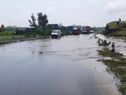 Rain lashed Trimbak, Sinnar; Malegaon, Dindori are dry in nashik | त्र्यंबक, सिन्नरला पावसाने झोडपले; मालेगाव, दिंडोरी मात्र कोरडेठाक