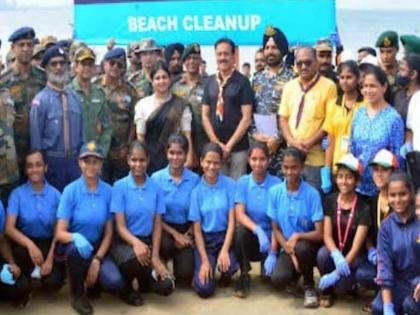 Cleanliness of Girgaon Chowpatty after immersion activities of Scout Guide students in the presence of Girish Mahajan | विसर्जनानंतर गिरगांव चौपाटीची स्वच्छता, गिरीश महाजन यांच्या उपस्थितीत स्काऊट गाईड विद्यार्थ्यांचा उपक्रम