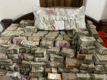 ed raids kolkata transport businessman house bags of notes recovered from under the cot | ईडीच्या छाप्यात 15 कोटी सापडले; खाटेखाली 500च्या नोटांचे गठ्ठे, अधिकारी पैसे मोजून मोजून दमले