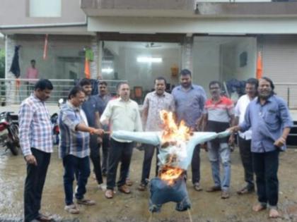 The symbolic effigy of Narendra Joshi was burnt in kankavli | राजापूरमधील 'त्या' वक्तव्याचा शिंदे गटाकडून निषेध; नरेंद्र जोशींचा प्रतिकात्मक पुतळा जाळला