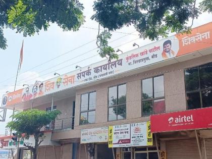 Uddhav Thackeray's photo is still on the contact office of the district chief of the Shinde group | शिंदे गटातील जिल्हाप्रमुखांच्या संपर्क कार्यालयावर अजूनही उद्धव ठाकरेंचा फोटो