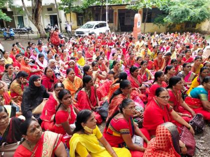 Anganwadi workers protest for various demands in Beed | बीडमध्ये अंगणवाडी कर्मचाऱ्यांची विविध मागण्यांसाठी निदर्शने