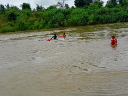 The old man was carried away in the flood of the river; Search operation of rescue team started | नदीच्या पुरात वृद्ध गेला वाहून; बचाव पथकाचे शोध कार्य सुरू