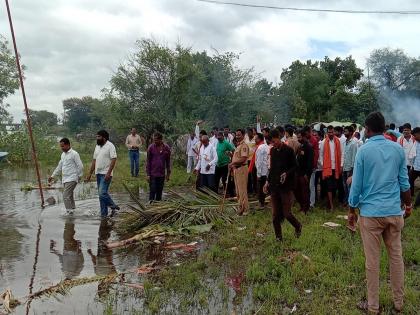 Jalsamadhi movement of farmers to demand subsidy for heavy rains | अतिवृष्टीच्या अनुदान मागणीसाठी शेतकऱ्यांचे जलसमाधी आंदोलन