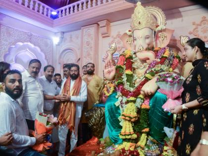 After a procession of seventeen and a half hours, the king of Andheri was immersed in the sea | साडेसतरा तासांच्या मिरवणुकीनंतर अंधेरीच्या राजाचे वेसावे समुद्रात झाले विसर्जन 