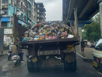 Bhiwandi municipality's garbage carts carry garbage in heavy rains | भर पावसात भिवंडी मनपाच्या कचरा वाहू गाड्या उघड्यानेच वाहतात कचरा; दुर्गंधीने नागरिक हैराण