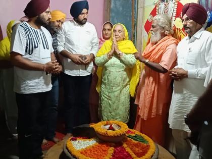 In Aundha Nagnath, mother of Chief Minister Bhagwant Mann; Will come for darshan every month | मुख्यमंत्री भगवंत मान यांच्या आई औंढा नागनाथमध्ये; संत जनाबाईंच्या जात्याचे घेतले दर्शन