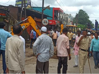 Dhadak campaign of Latur Municipal Corporation; Encroachments removed from Gandhi Chowk to Ganjgolai | लातूर महापालिकेची धडक मोहीम; गांधी चौक ते गंजगोलाईपर्यंतची अतिक्रमणे काढली