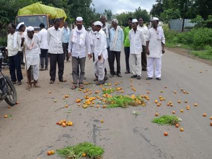 Farmers on strike to demand compensation for heavy rains | अतिवृष्टीची नुकसानभरपाई देण्याच्या मागणीसाठी शेतकरी संपावर