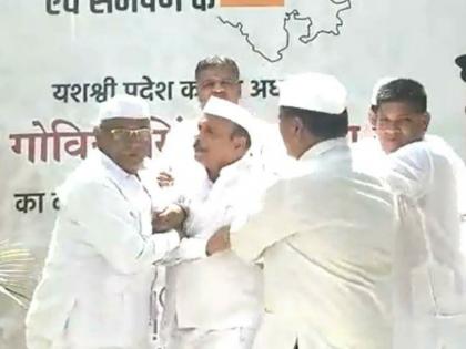 congress leaders clashed with each other during meeting in rajasthan video went viral | Video - पक्षाच्या बैठकीतच काँग्रेस नेते एकमेकांना भिडले; एकमेकांच्या जीवावर उठले अन्...