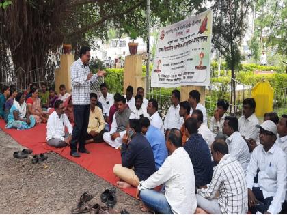 Abolish Suspension, Gram Sevak Sangathan protest in front of Panchayat Samiti | निलंबन रद्द करा, ग्रामसेवक संघटनेचे पंचायत समितीसमोर धरणे आंदोलन