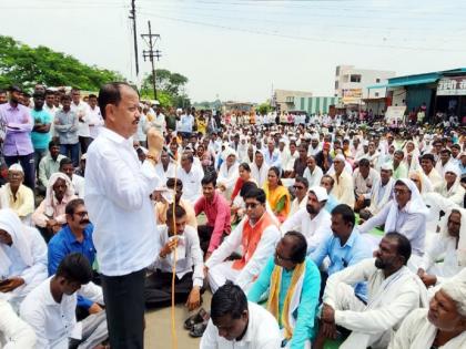 rastaroko in Goregaon for heavy rainfall subsidy; Farmers insist on strike | अतिवृष्टी अनुदानासाठी गोरेगावात रस्ता रोको; शेतकरी संपावर ठाम