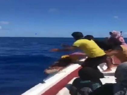 syrian man throws son into sea after died of starvation after says allah hu akbar video viral boat | Video - ...अन् बापाने लेकाला फेकलं समुद्रात; कारण ऐकून तुमचेही डोळे पाणावतील