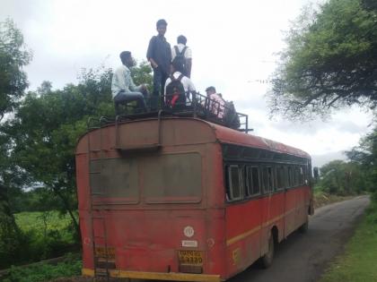 A bus arrives in the village at the same time; Students have to make a dangerous journey step by step | गावात दिवसभरातून येते एकाचवेळी बस; विद्यार्थ्यांना टपावरुन करावा लागतोय जीवघेणा प्रवास