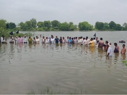 Jalsamadhi movement of farmers deprived of heavy rainfall subsidy | अतिवृष्टीच्या अनुदानापासून वंचित ठेवलेल्या शेतकऱ्यांचे जलसमाधी आंदोलन