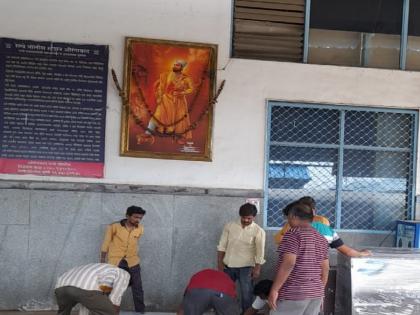 Tension in the Aurangabad railway station over Shivaji Maharaj's oil painting | शिवाजी महाराजांच्या तैलचित्रावरुन रेल्वेस्थानकात तणाव