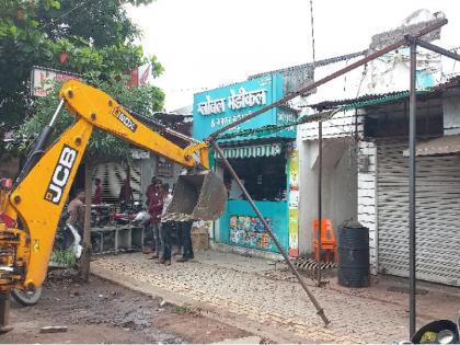 Encroachments on Ambajogai Road removed; strict campaign of Latur municipality | अंबाजोगाई रोडवरील अतिक्रमण हटविले; लातूर मनपाची धडक मोहीम