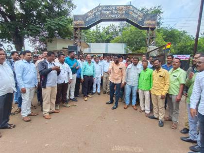 Electricity workers of three districts united in Latur; Reported to the Circle Office | लातुरात तीन जिल्ह्यातील वीज कर्मचारी एकवटले; परिमंडळ कार्यालयासमाेर केले आंदाेलन