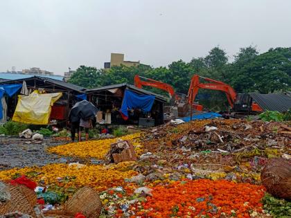 Flower Market Zamindost in Kalyan; Strong opposition from vendors to the action | कल्याणमधील फूल मार्केट जमीनदोस्त; कारवाईला विक्रेत्यांचा तीव्र विरोध