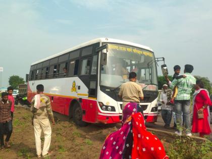 ...and ST climbed over the divider; Passengers are safe | ...अन् एसटी चढली डिव्हायडरवर; प्रवासी सुखरूप