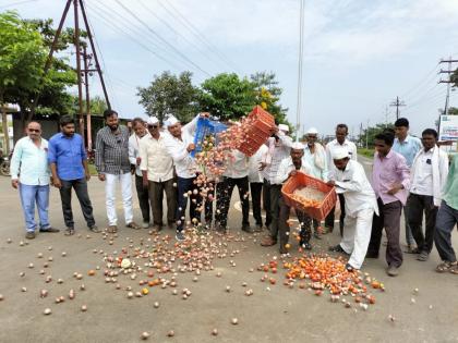 Protests by throwing vegetables including onions, tomatoes on the streets; Farmers aggressive for heavy rainfall subsidy | कांदे, टोमॅटोसह भाजीपाला रस्त्यावर फेकत निषेध; अतिवृष्टीच्या अनुदानासाठी शेतकरी आक्रमक