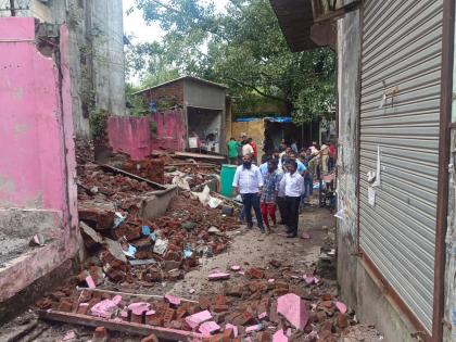 Ulhasnagar vegetable mandai road widening, more than 20 shops razed | उल्हासनगर भाजी मंडई रस्त्याचे रुंदीकरण, २० पेक्षा जास्त दुकाने जमीनदोस्त