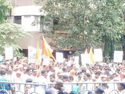 Shiv Sena march against water scarcity in Ulhasnagar; Slogans of '50 boxes, floor boxes' | उल्हासनगरात पाणी टंचाईच्या विरोधात शिवसेनेचा मोर्चा; '५० खोके, माजले बोके'च्या घोषणा